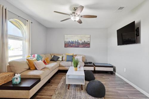 Cozy & Bright 4 Bedrooms Pool Mins to Attractions in Mesquite, USA