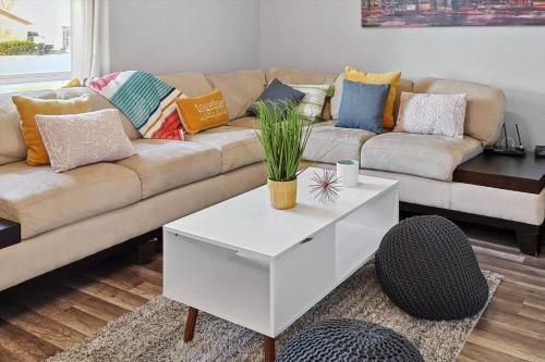 Cozy & Bright 4 Bedrooms Pool Mins to Attractions in Mesquite, USA