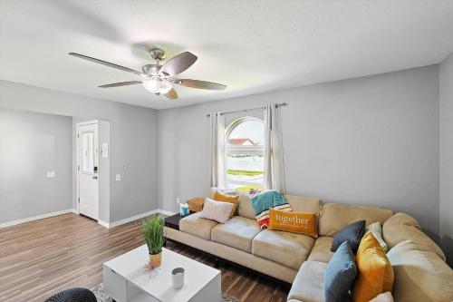 Cozy & Bright 4 Bedrooms Pool Mins to Attractions in Mesquite, USA