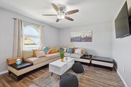Cozy & Bright 4 Bedrooms Pool Mins to Attractions in Mesquite, USA
