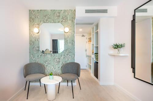 Twin Room image 7