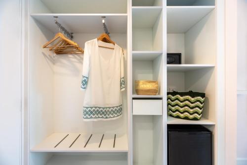 Twin Room image 4