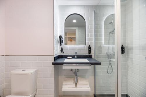 Twin Room image 5