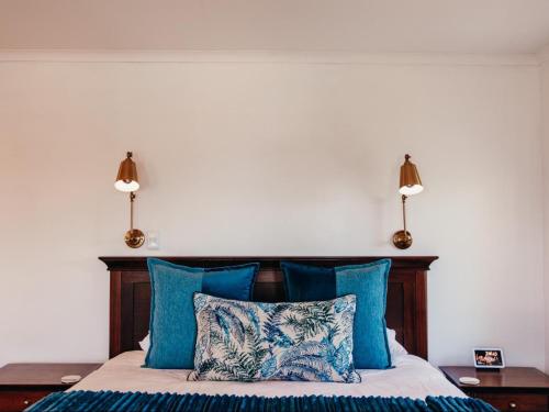 1 king bed, 3 twin beds