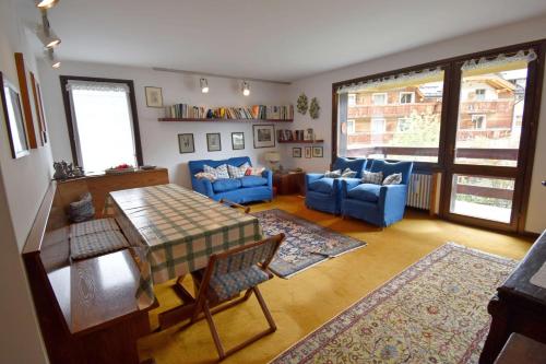 Two-Bedroom Apartment with Mountain View
