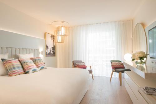 Deluxe Queen Room with Balcony image 5