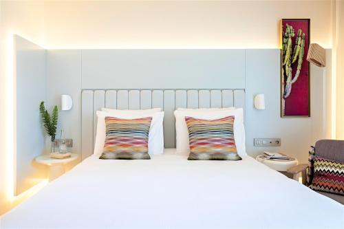 Deluxe Queen Room with Balcony image 4