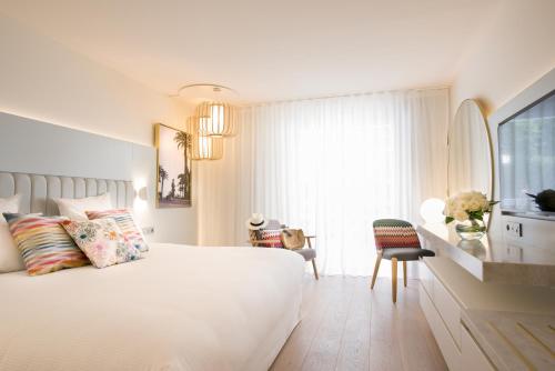 Deluxe Queen Room with Balcony image 3