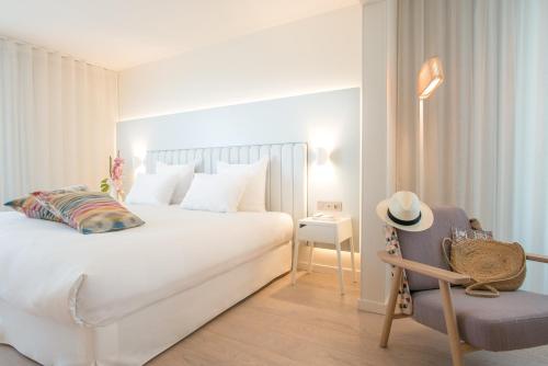 Deluxe Queen Room with Balcony image 7