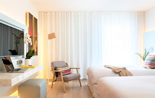 Superior Queen or Twin Room image 10