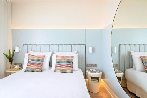 Classic Queen or Twin Room image 7