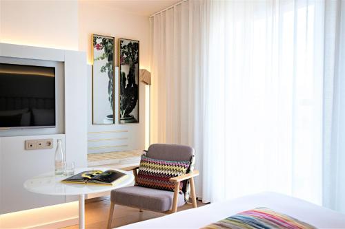 Classic Queen or Twin Room image 3