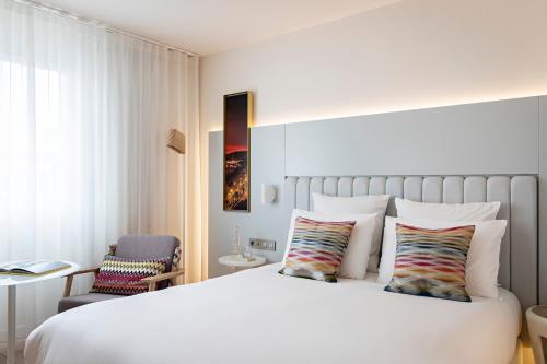 Classic Queen or Twin Room image 8