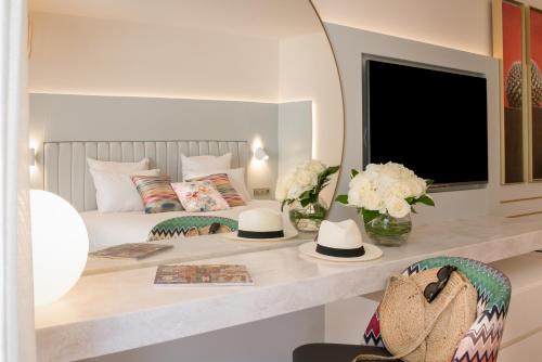 Junior Suite with King or Twin Beds and Convertible Sofa image 4