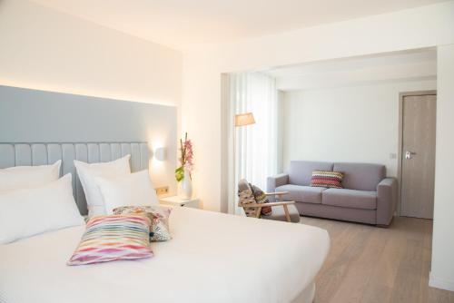 Junior Suite with King or Twin Beds and Convertible Sofa image 1