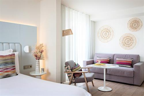 Junior Suite with King or Twin Beds and Convertible Sofa image 3