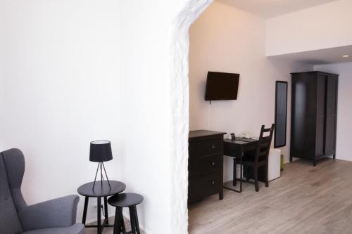 Family Room (2 Adults + 2 Children) image 3