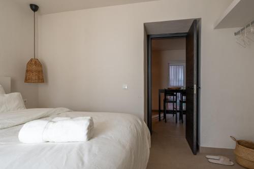 One-Bedroom Apartment image 6
