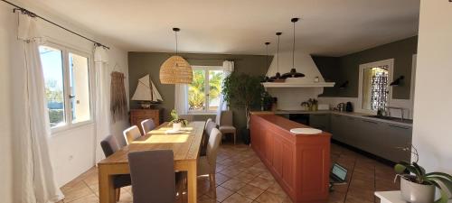 Faciliteiten, Villa 4 Etoiles Climatisée, Piscine, Parking (Villa 4 Etoiles Climatisee, Piscine, Parking) in Le Mouranier