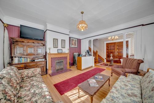 Marmora and Lake Inn Superior Apartment- Sleeps 13 guests