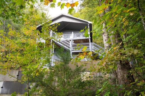 Eagles Nest Hideaway By Stony Brook Cabins in Cosby, USA
