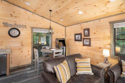 Eagles Nest Hideaway By Stony Brook Cabins in Cosby, USA