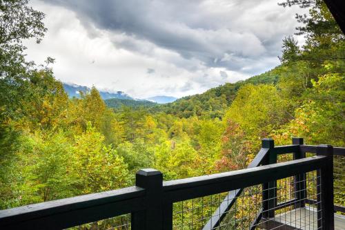 Eagles Nest Hideaway By Stony Brook Cabins in Cosby, USA