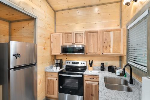 Eagles Nest Hideaway By Stony Brook Cabins in Cosby, USA