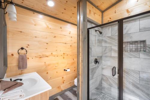 Eagles Nest Hideaway By Stony Brook Cabins in Cosby, USA