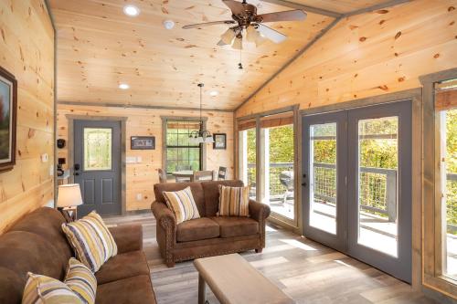 Country Bear Hideaway By Stony Brook Cabins in Cosby, USA