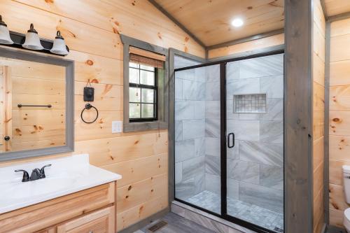 Country Bear Hideaway By Stony Brook Cabins in Cosby, USA