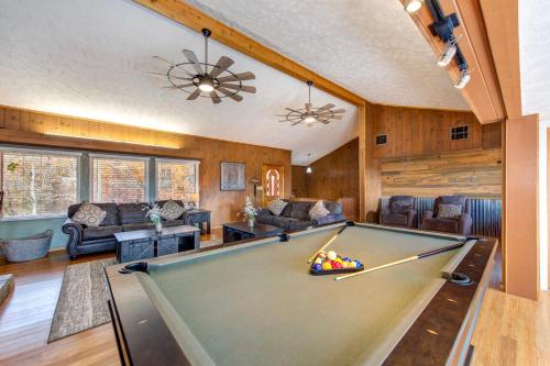 Farmhouse By Stony Brook Cabins in Sevierville, USA