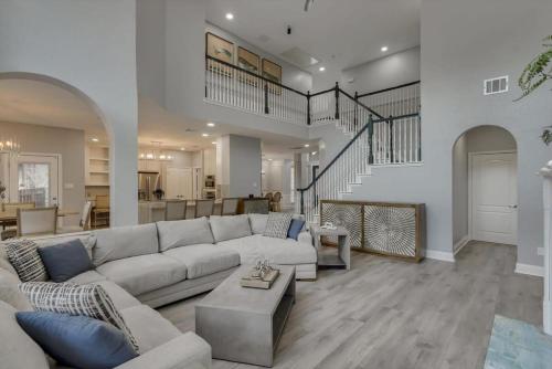 Illuminous Home Private Pool 4 min Walk to Lake in Rowlett, USA