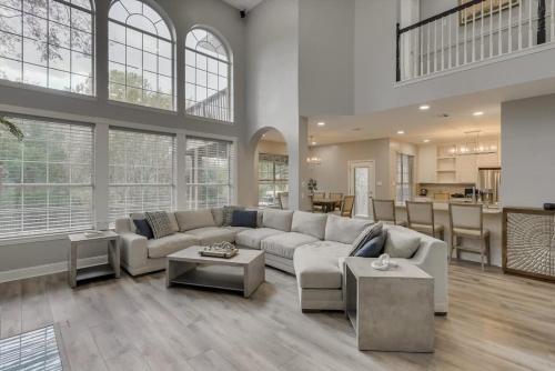 Illuminous Home Private Pool 4 min Walk to Lake in Rowlett, USA