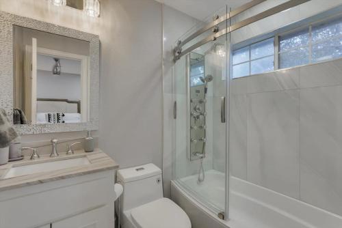 Illuminous Home Private Pool 4 min Walk to Lake Illuminous Home Private Pool 4 min Walk to Lake