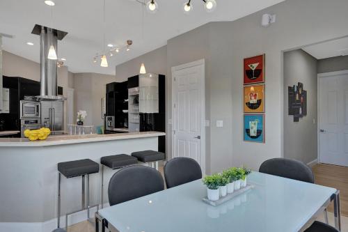 Luxury 8-BR with Pool, Basketball & Volleyball Luxury 8-BR with Pool, Basketball & Volleyball