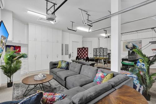 Luxury 8-BR with Pool, Basketball & Volleyball Luxury 8-BR with Pool, Basketball & Volleyball