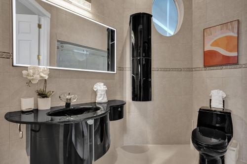 Luxury 8-BR with Pool, Basketball & Volleyball Luxury 8-BR with Pool, Basketball & Volleyball