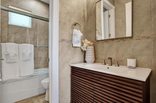 Luxury 8-BR with Pool, Basketball & Volleyball Luxury 8-BR with Pool, Basketball & Volleyball