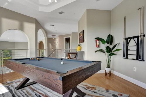 Luxury 8-BR with Pool, Basketball & Volleyball Luxury 8-BR with Pool, Basketball & Volleyball