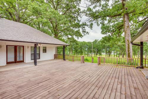 Yantis Retreat on 10 Acres Steps to Lake Fork! in Yantis, USA
