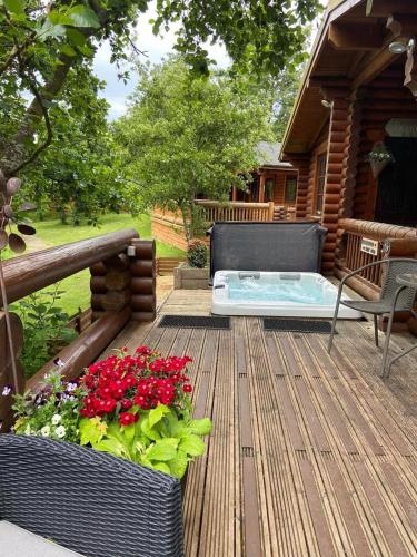 Laura's Lodge Hot Tub Log Cabin, Felmoor Park, Morpeth, Northumberland in ايشوت