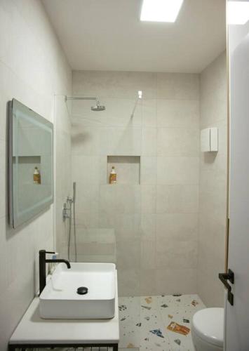 Elegant living in the heart of Tirana, Tirana (photo 7)