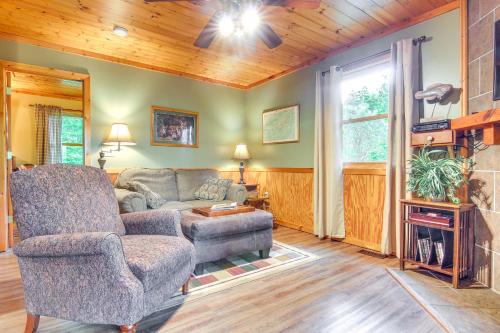 Charming Fox Den Cabin in Whittier with Hot Tub! in Whittier, USA
