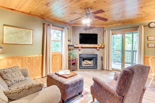 Charming Fox Den Cabin in Whittier with Hot Tub! in Whittier, USA