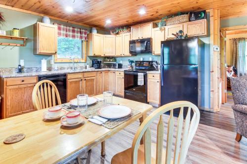 Charming Fox Den Cabin in Whittier with Hot Tub! in Whittier, USA