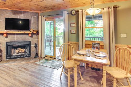 Charming Fox Den Cabin in Whittier with Hot Tub! in Whittier, USA