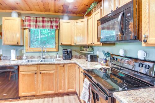 Charming Fox Den Cabin in Whittier with Hot Tub! - image 11
