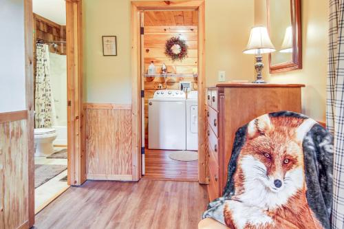 Charming Fox Den Cabin in Whittier with Hot Tub! - image 13