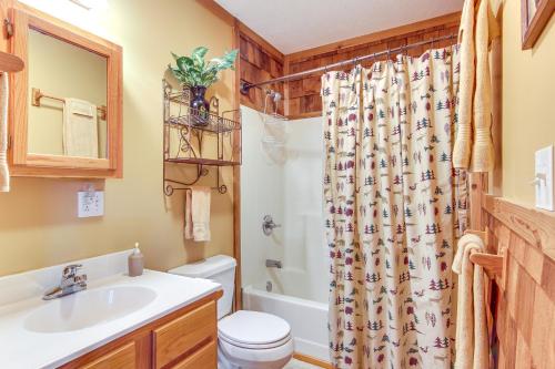 Charming Fox Den Cabin in Whittier with Hot Tub! - image 6